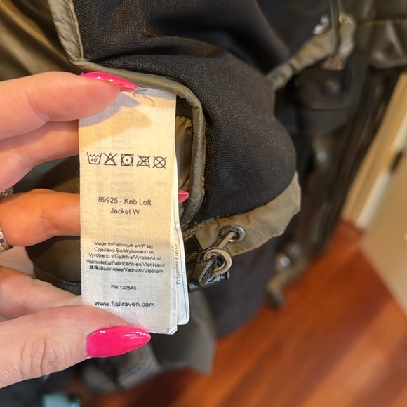 Like New Fjall Raven Coat - Picture 8 of 9
